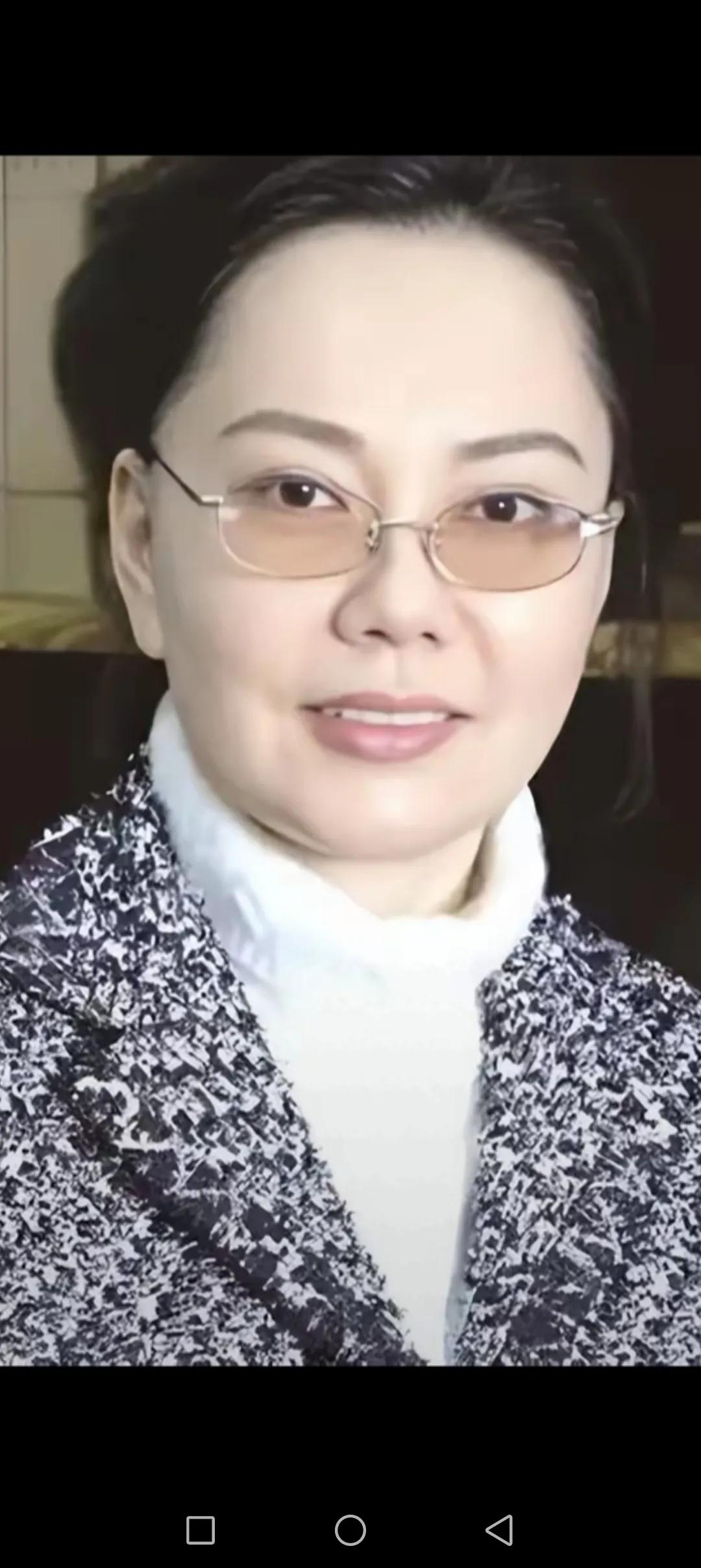美女做官几十年，
又爱色来又贪钱。
如今己成阶下囚，
，，，，，，，，
请君对个