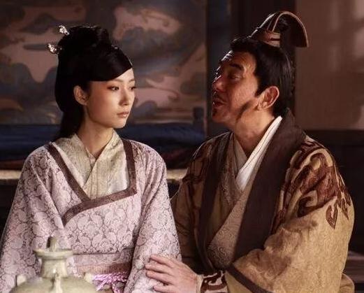 公元前203年，刘邦后宫里两个得宠的妃子凑一块闲聊，笑着提到一个被遗忘了一年多的