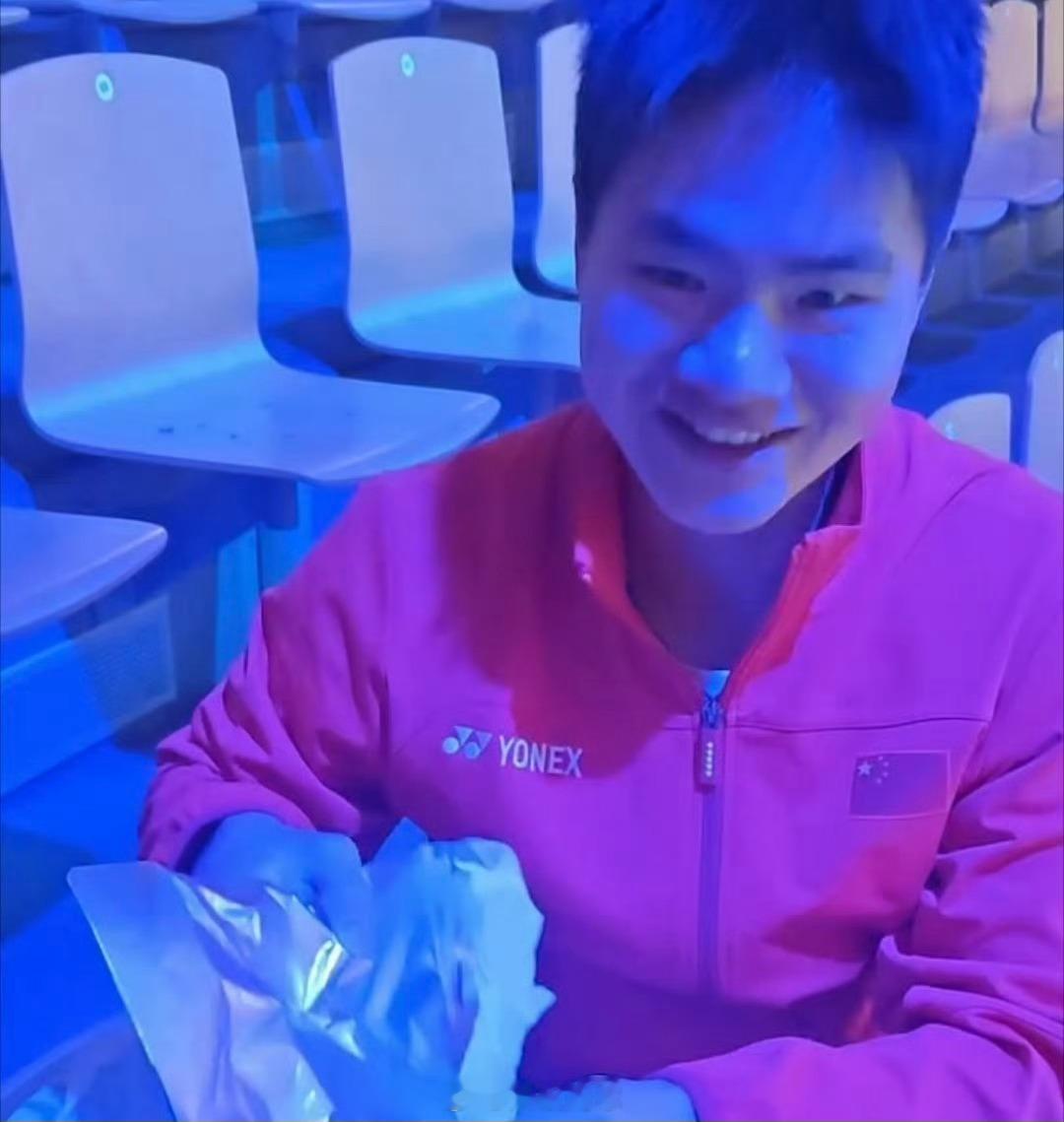 国羽梁伟铿获千里茶叶补给中国羽毛球队 到达丹麦后，梁伟铿发现带的茶叶可能不太够，