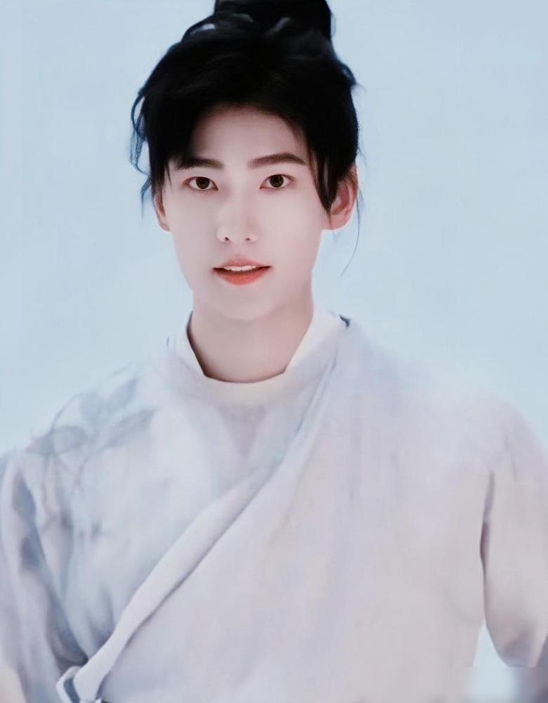 杨洋这回真是豁出去了，居然敢去正午阳光那儿接这种“毁容”的苦差事。

李丢丢，听