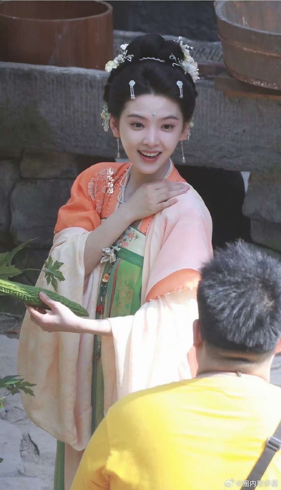 章若楠古装造型路透，看起来有点普 ​​​