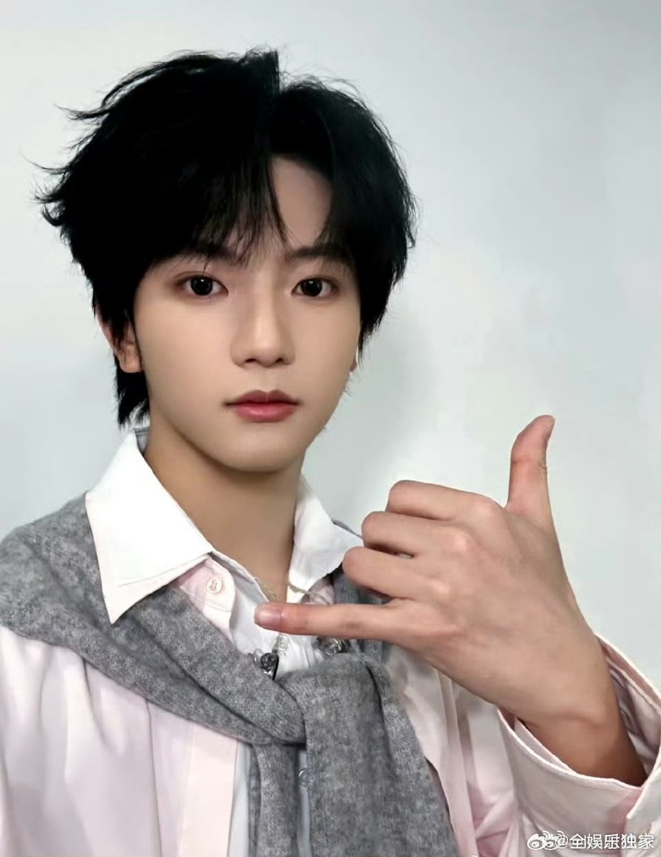 穆祉丞温柔以待真诚满分 穆祉丞舞台上专注努力，生活中温柔谦逊，用真诚圈粉无数。周