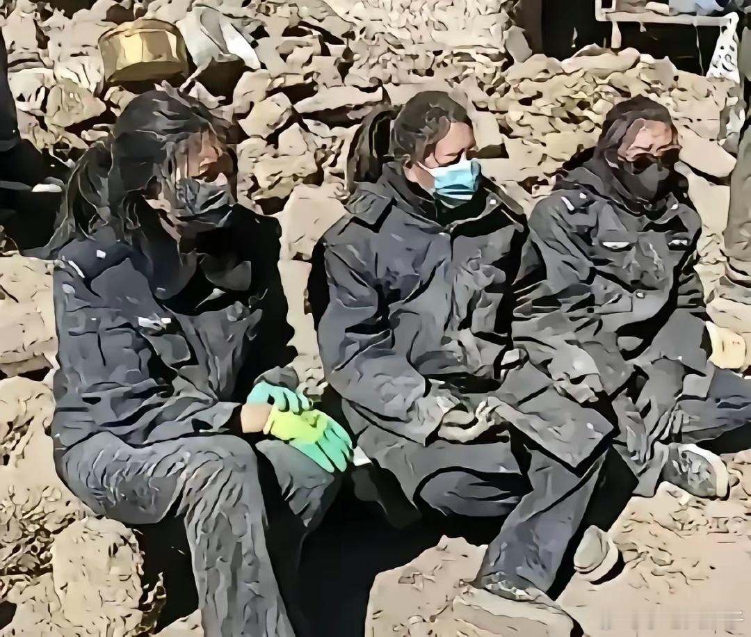 谁的女儿？谁的妻子？谁的母亲？西藏定日县救灾现场，三位女警在救灾间隙休息。满身的