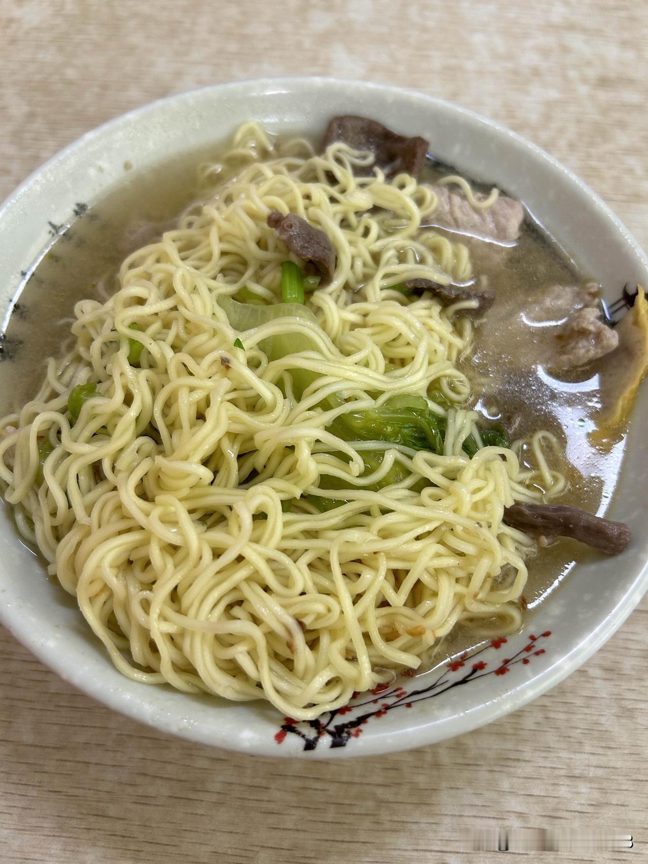 潮汕地区的人开的面馆，虽然味不是很好，但是份量还是挺足的，并且价格也不贵。
沙县