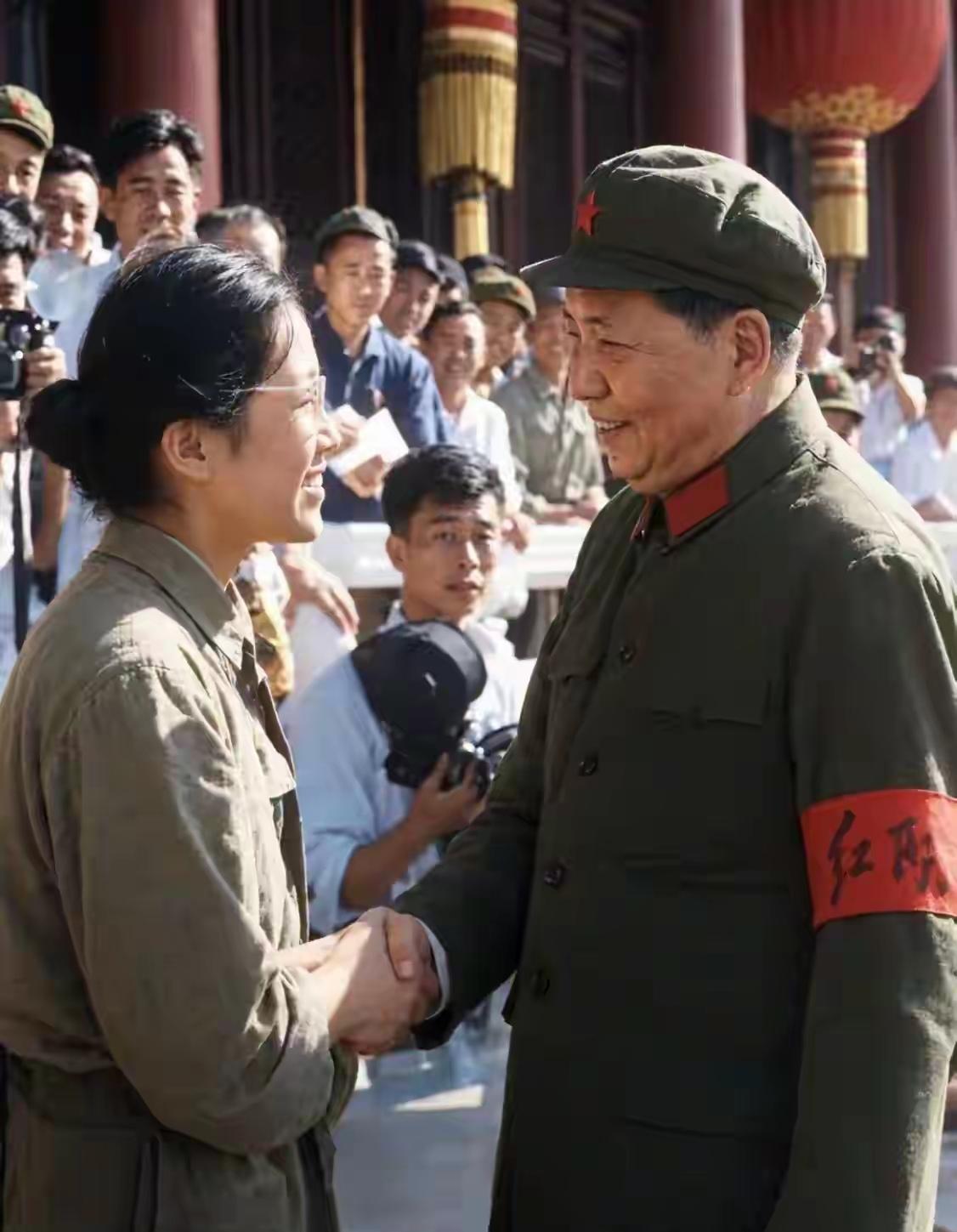 那年中秋国庆，毛主席亲切接见百万青年学生…