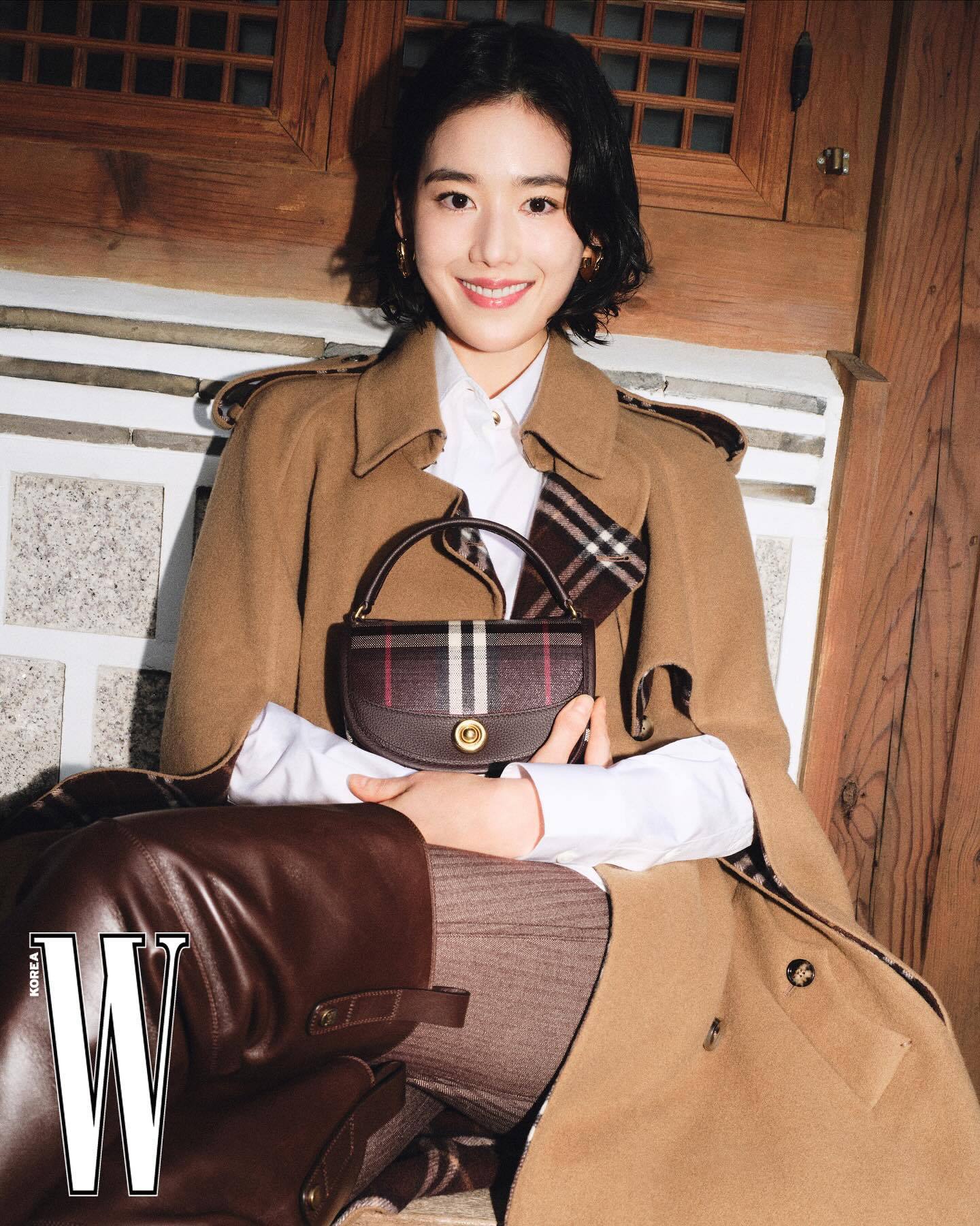 郑恩彩 登上《W》韩国版，和秋冬氛围很适配的沉静气质🍂~ ​（来源：人人视频）
