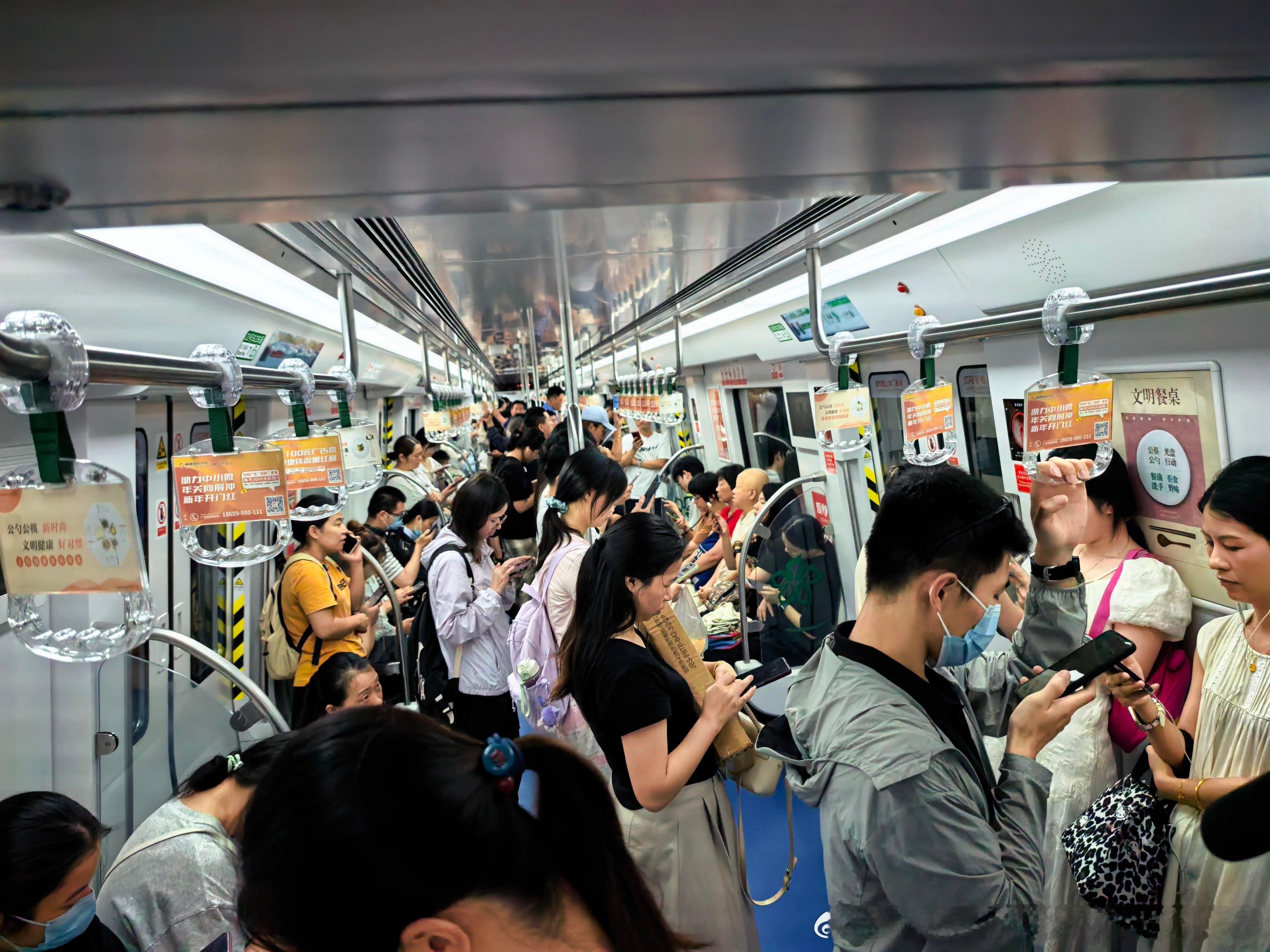 福州地铁投稿，今日（2026-07-24，周五，多云，32℃）福州地铁2号线晚高