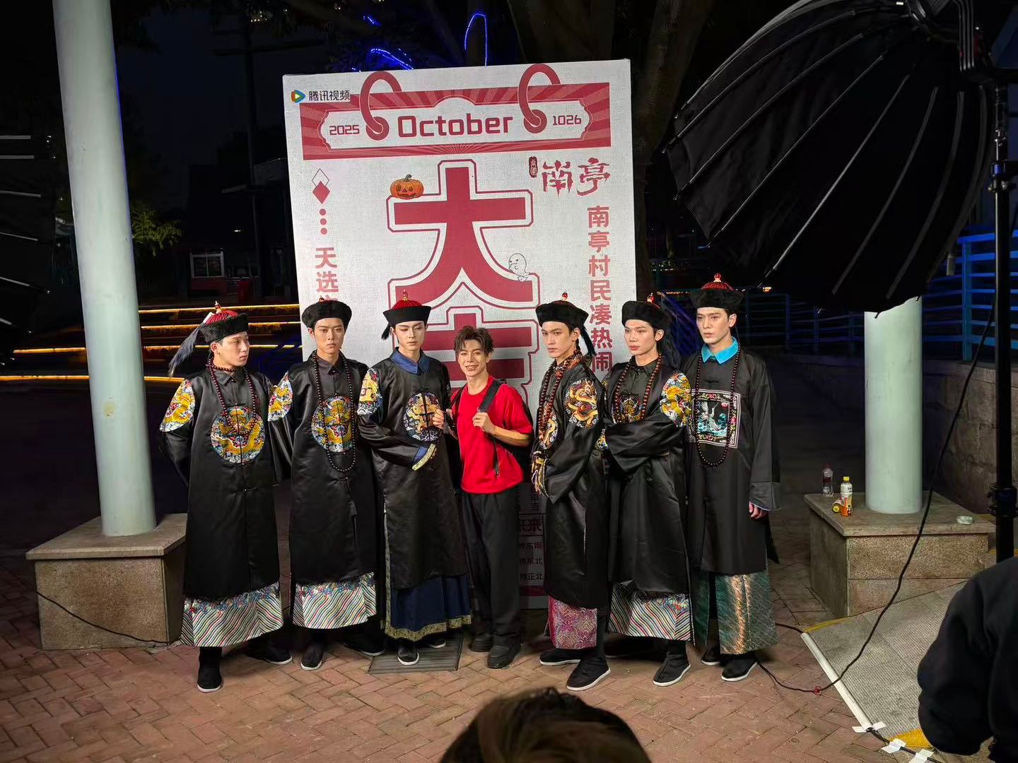 动漫[超话]成都一群冷面帅男吃得真好次元整活好有意思 成都百“谷围”夜行太高能了