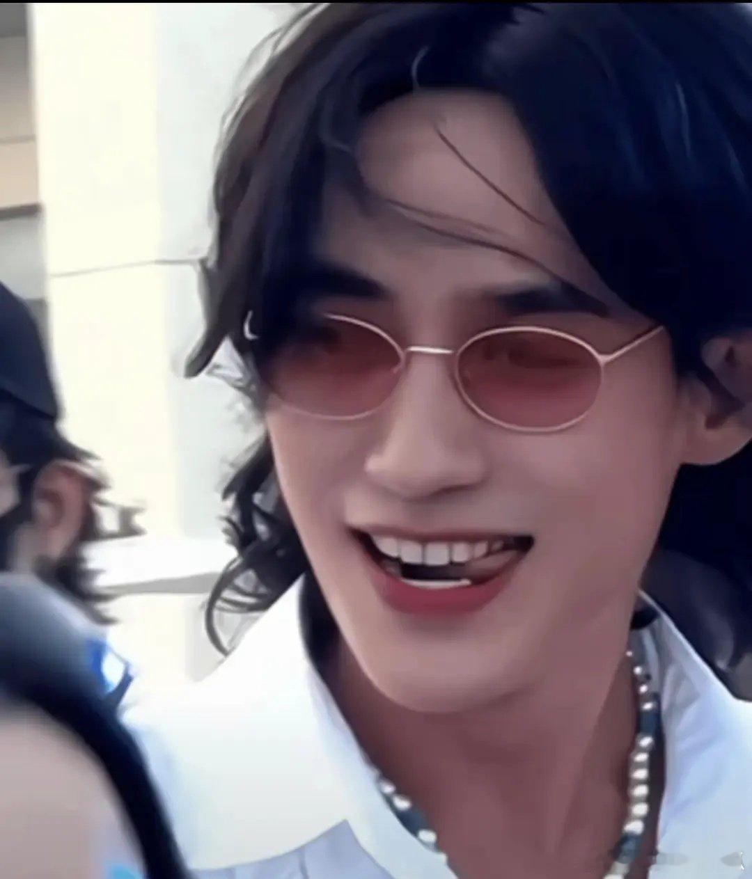 只能说朱一龙最近的遭遇真的挺让人唏嘘的，演帝被骗到酒吧唱歌，咱就是说他的经纪人和