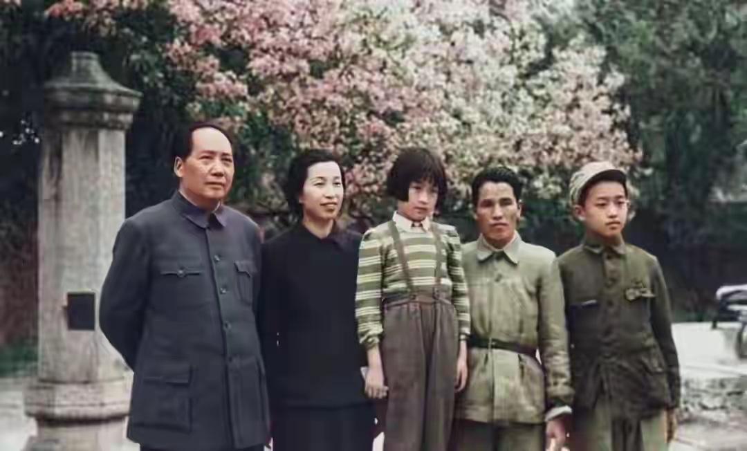 1949年北平香山双清别墅，毛主席一家人的合影，难得一见，无比珍贵，建议大家收藏