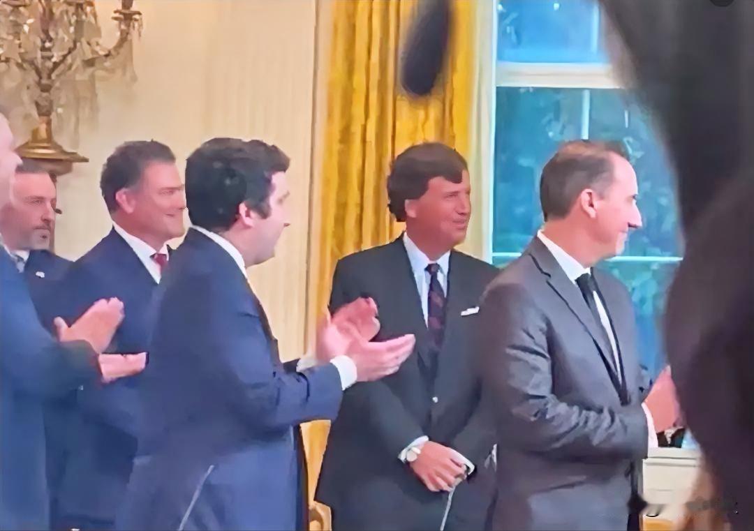 在特朗普与石油公司高管在白宫举行会议上，媒体人塔克·卡尔森也在会议现场，以位置看
