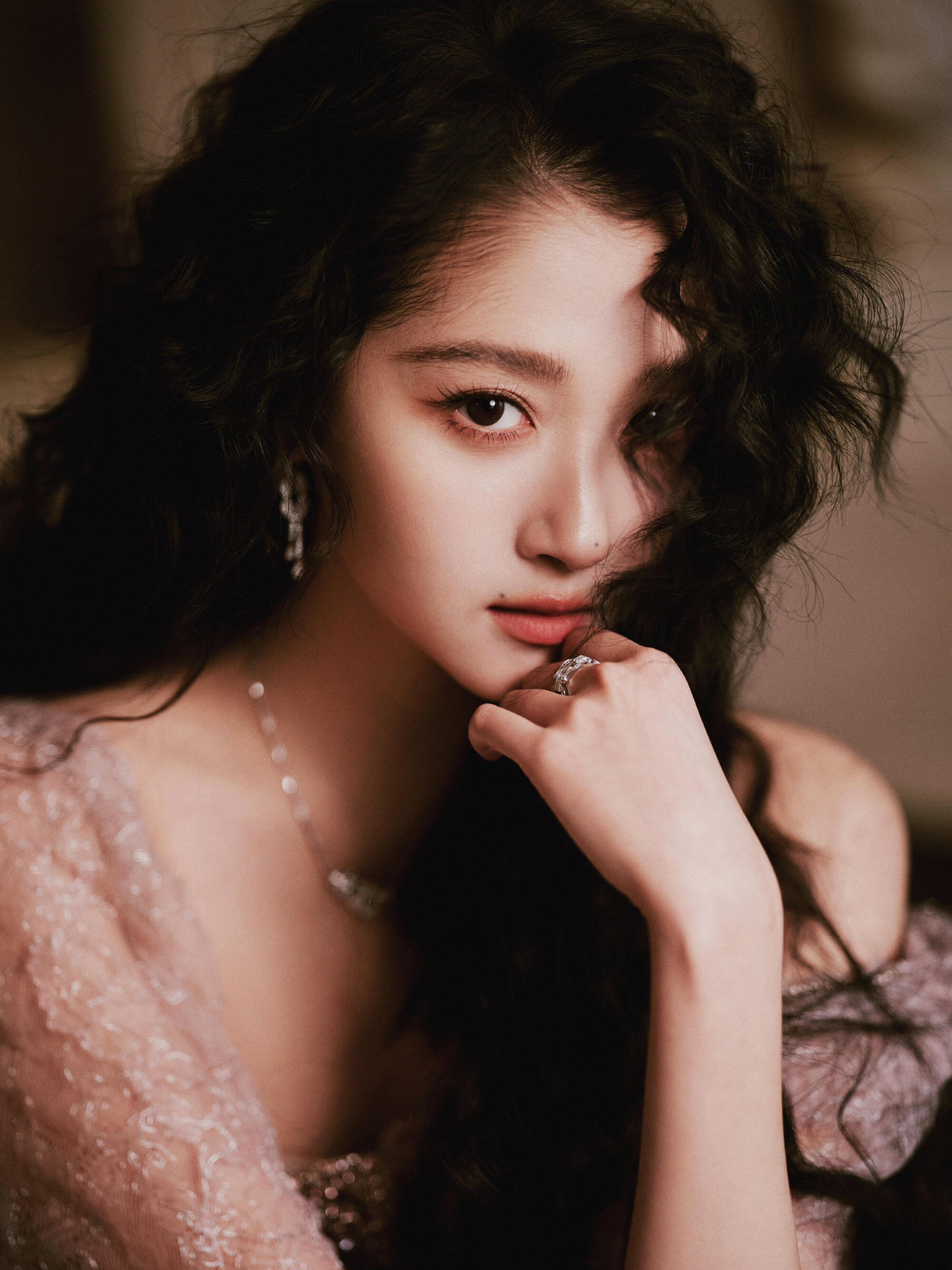 关晓彤微博之夜卷发好时髦 