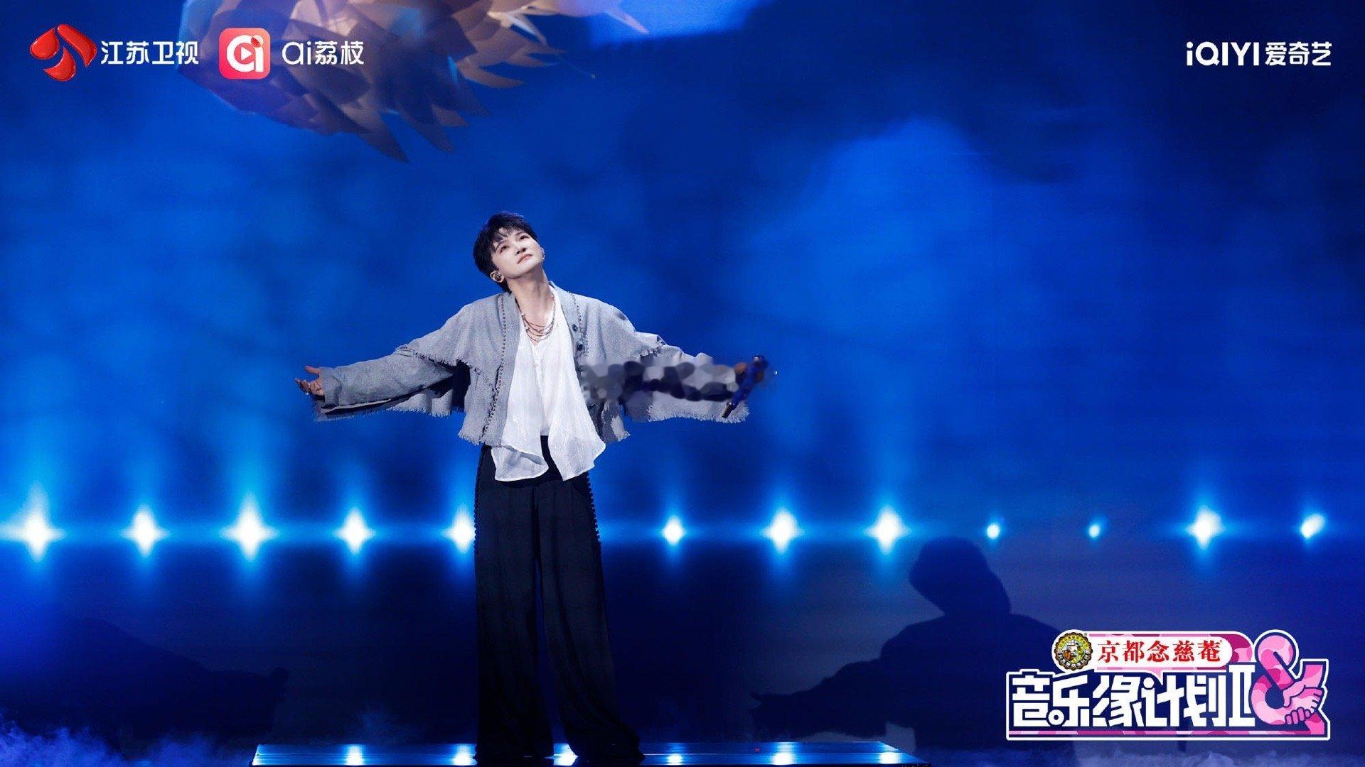 周深上一首破碎人夫下一首野猫挠人 从卑微奢求的《怜悯》到挠心求和的《Make u