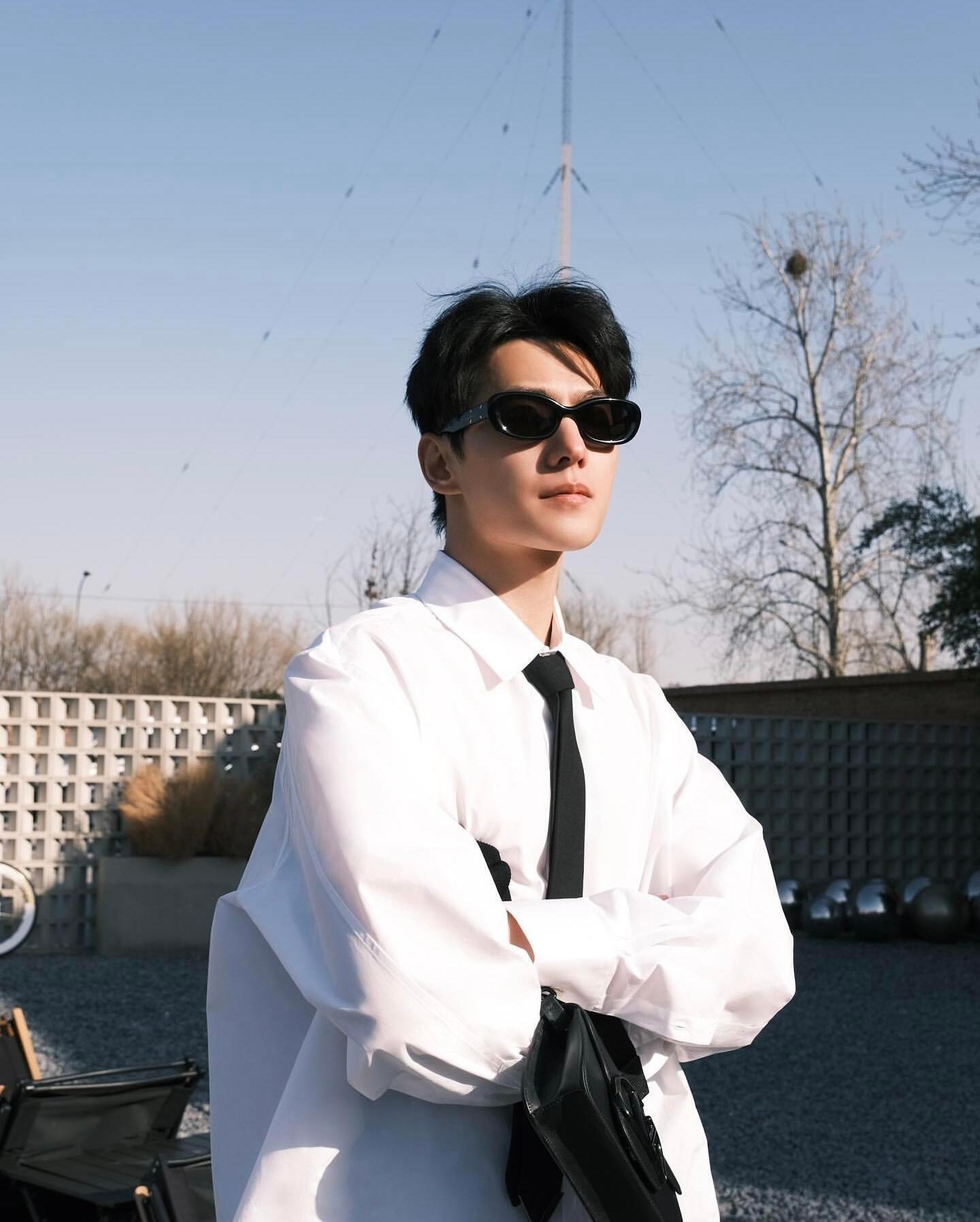 杨洋欢乐谷首推项目杨洋斯文禁欲眼镜look 谁懂啊，无框眼镜配滑落的领带，愣是把