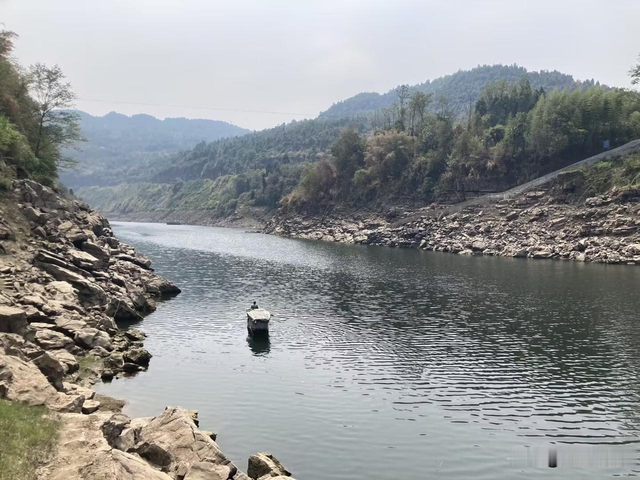 如今农村最大的内耗，从来不是种地吃苦、养家劳累，而是无处不在的盲目攀比。

很多