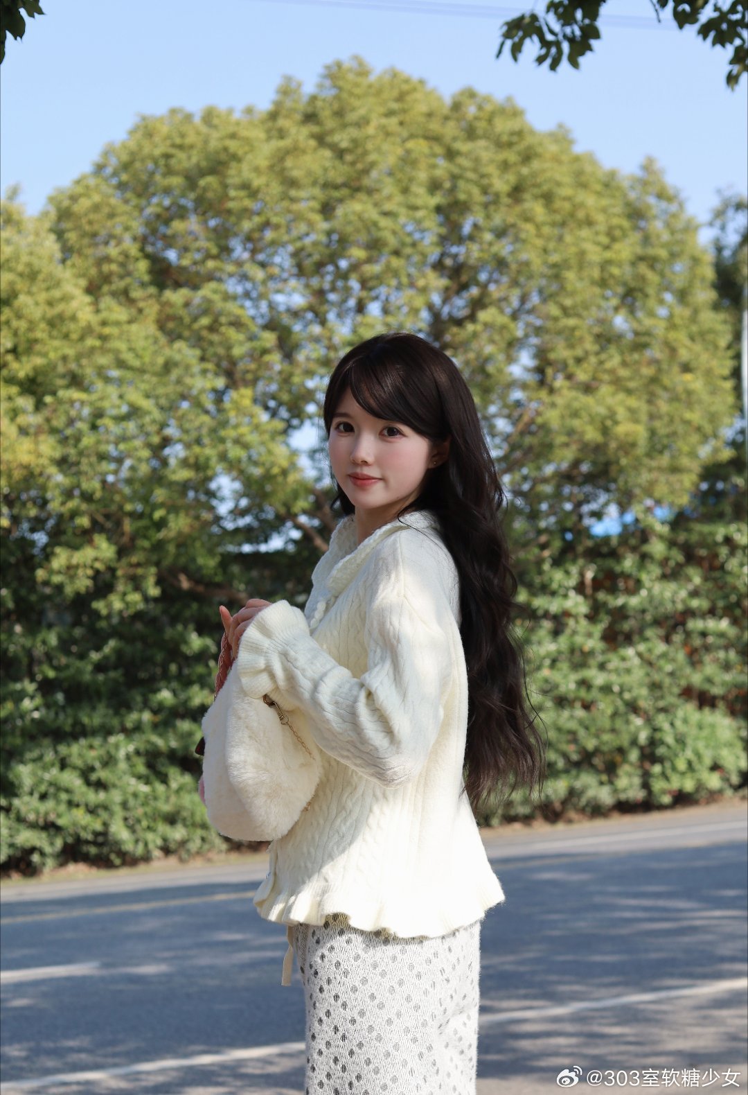 温柔的米白色针织开衫搭配慵懒的波点阔腿裤😎整个人都沉浸在一种松弛又浪漫的氛围里