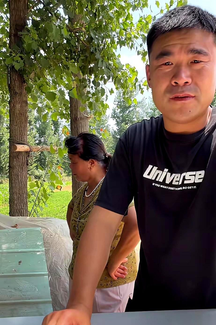 一个14岁的孩子，平时闷得像个葫芦，突然抄起一根长棍，挡在妈妈身前。
我当时就破