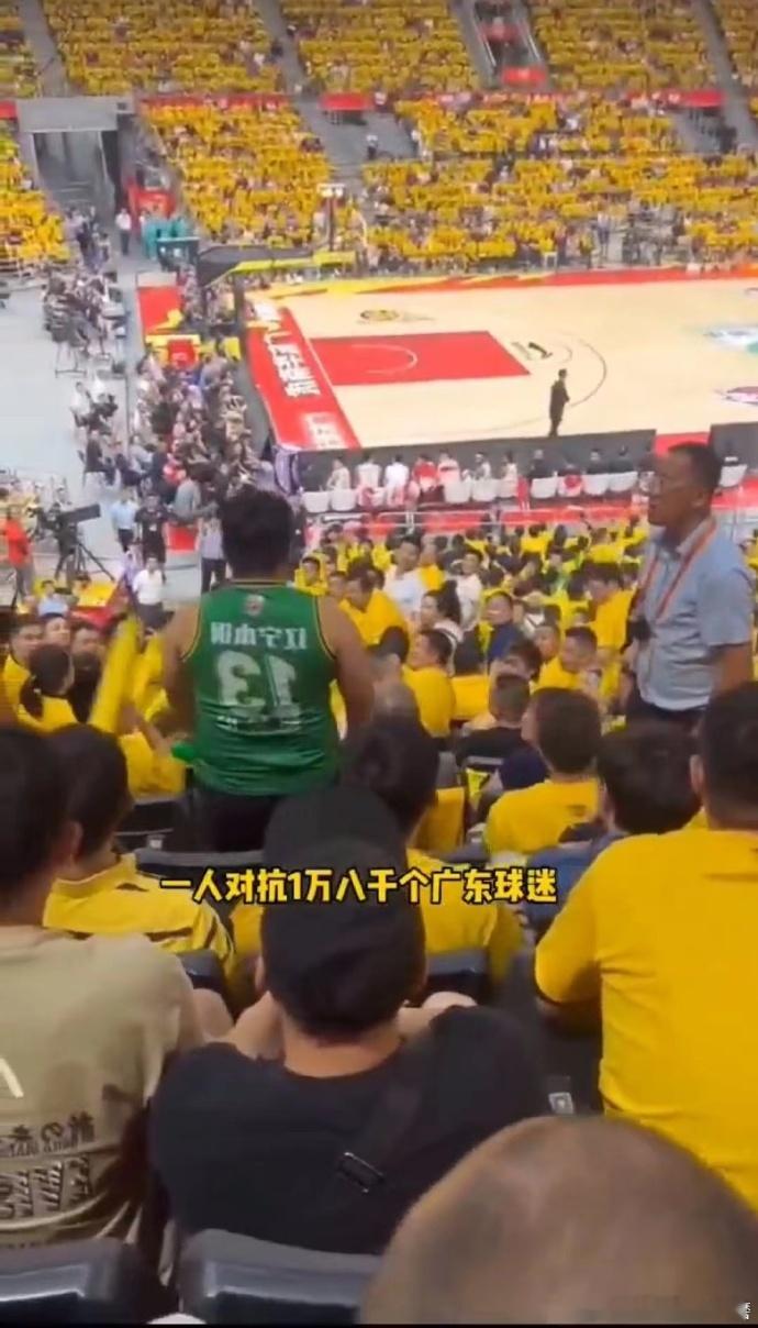 #辽粤决战现场失控# 看到这样子的场面也太精彩了，两支队伍的实力都不容小觑。比赛