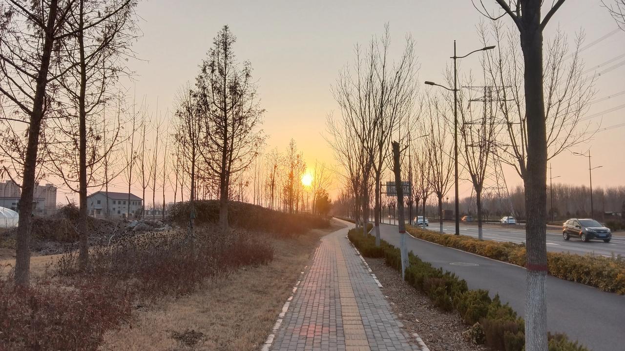 今天帮一个女人搬家，搬完了，她让我把汽车停到小区的路边，绕着小区的湖泊散步，小区