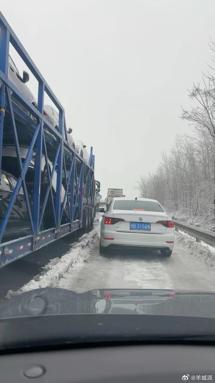 【暴雪中的回乡之路：延误的归期，温暖的互助】当前正值春运返乡高峰，近日河南、湖北