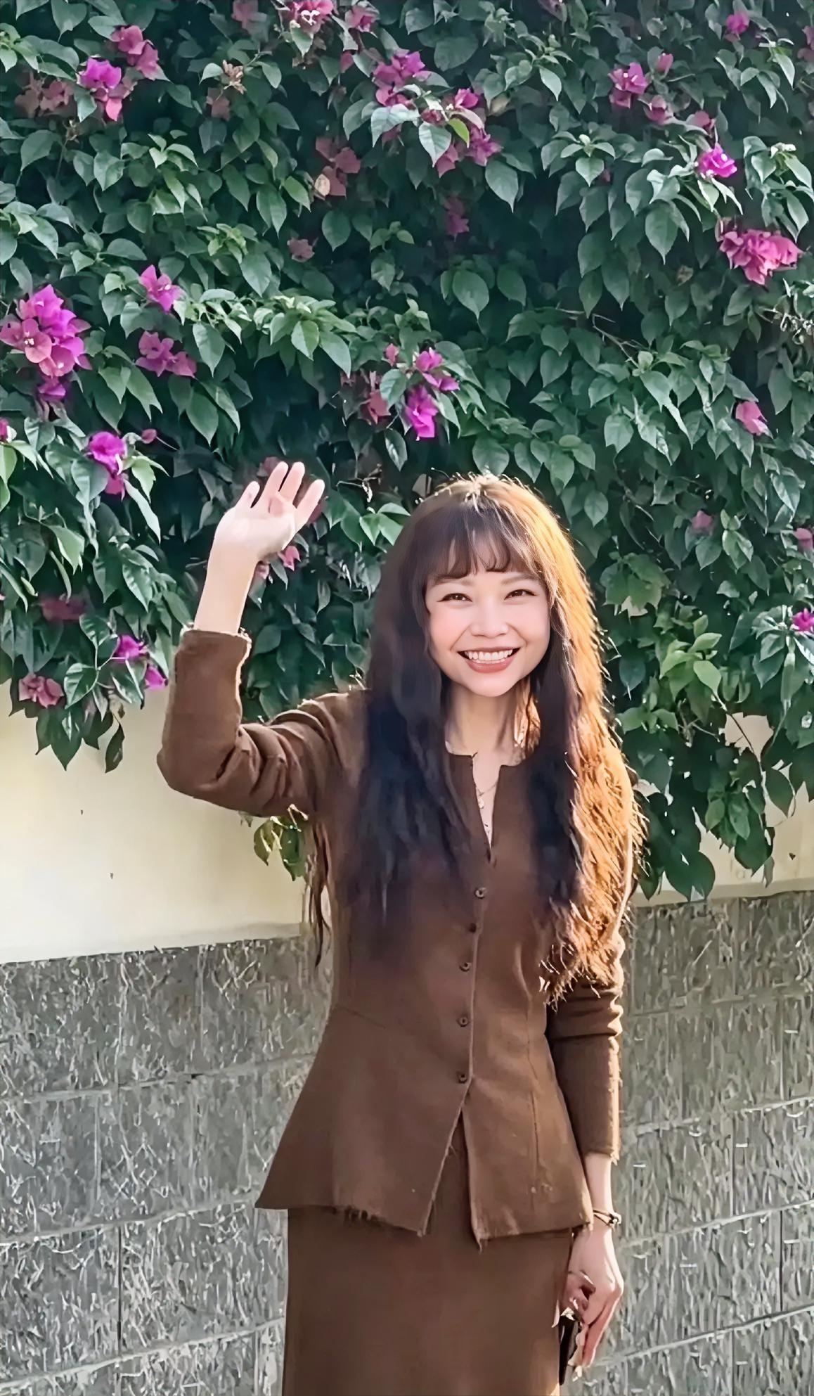 医生曾断言她最多只能活6个月，可是她居然硬撑了10年。

她是四川绵阳知名主持人