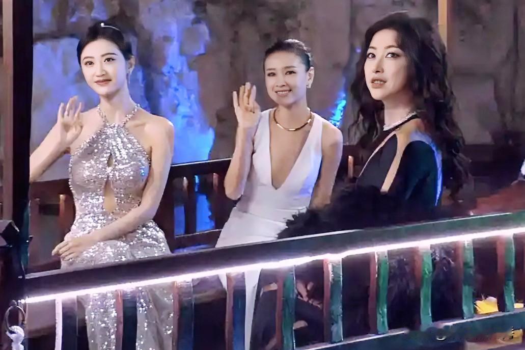 董洁坐在她俩中间，只能拼演技，气质这一块可能“差太远了”！

景甜身穿银色连衣裙
