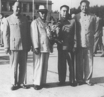 上世纪50年代的一天，周总理、罗瑞卿、刘亚楼等人前往机场，欢送西哈努克亲王离京回