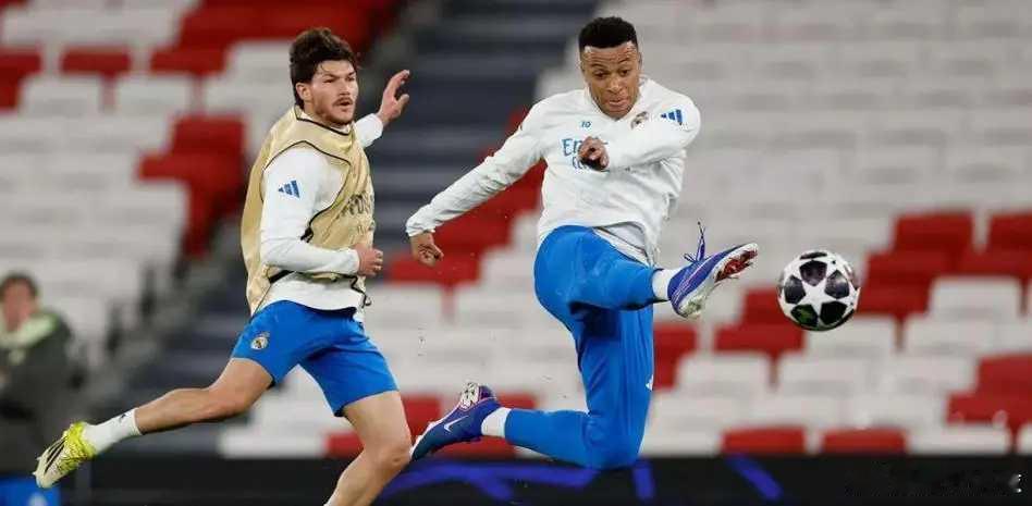 世体：皇马在光明球场进行训练，姆巴佩确认身体状态可以首发根据《世界体育报》的报道