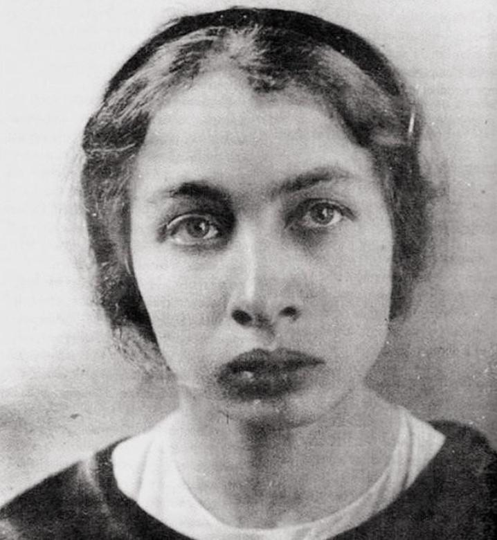 1918 年，列宁遭遇刺杀，女刺客卡普兰对着他连开了三枪。很快杀手便被抓捕，而她