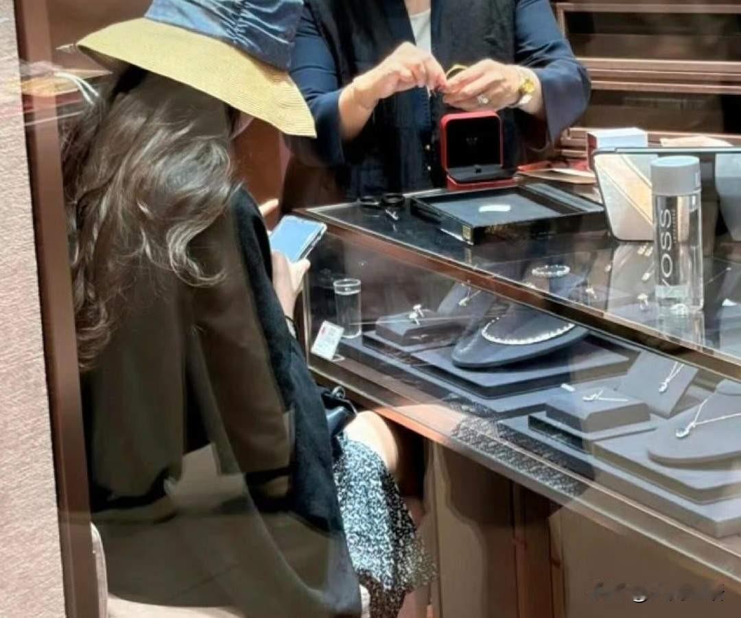 刘亦菲现身金店，在柜台坐了两个小时，购买的疑似是被称作金色小柿子的黄金饰品，单件