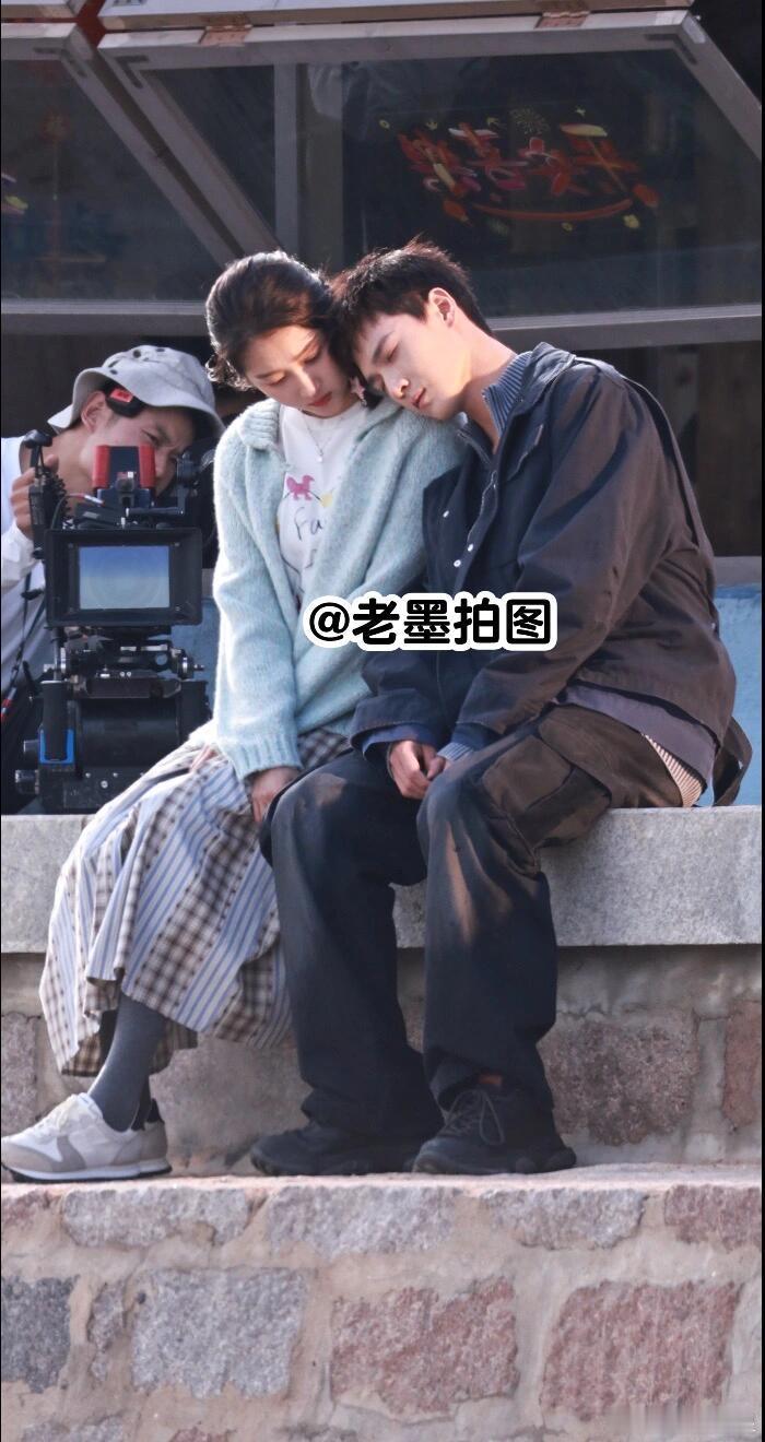 紧紧依靠的心关晓彤李昀锐耀眼靠肩路透关晓彤李昀锐耀眼相互依偎路透 ​​​