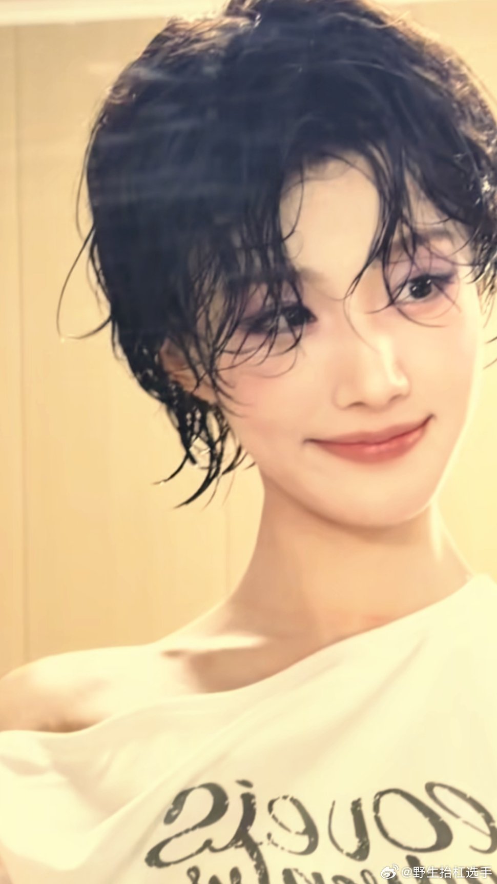 卢昱晓脖子怎么了俺不中了，有人说卢昱晓脖子的勒痕是剪头发的袍子勒的卢昱晓脖子有勒