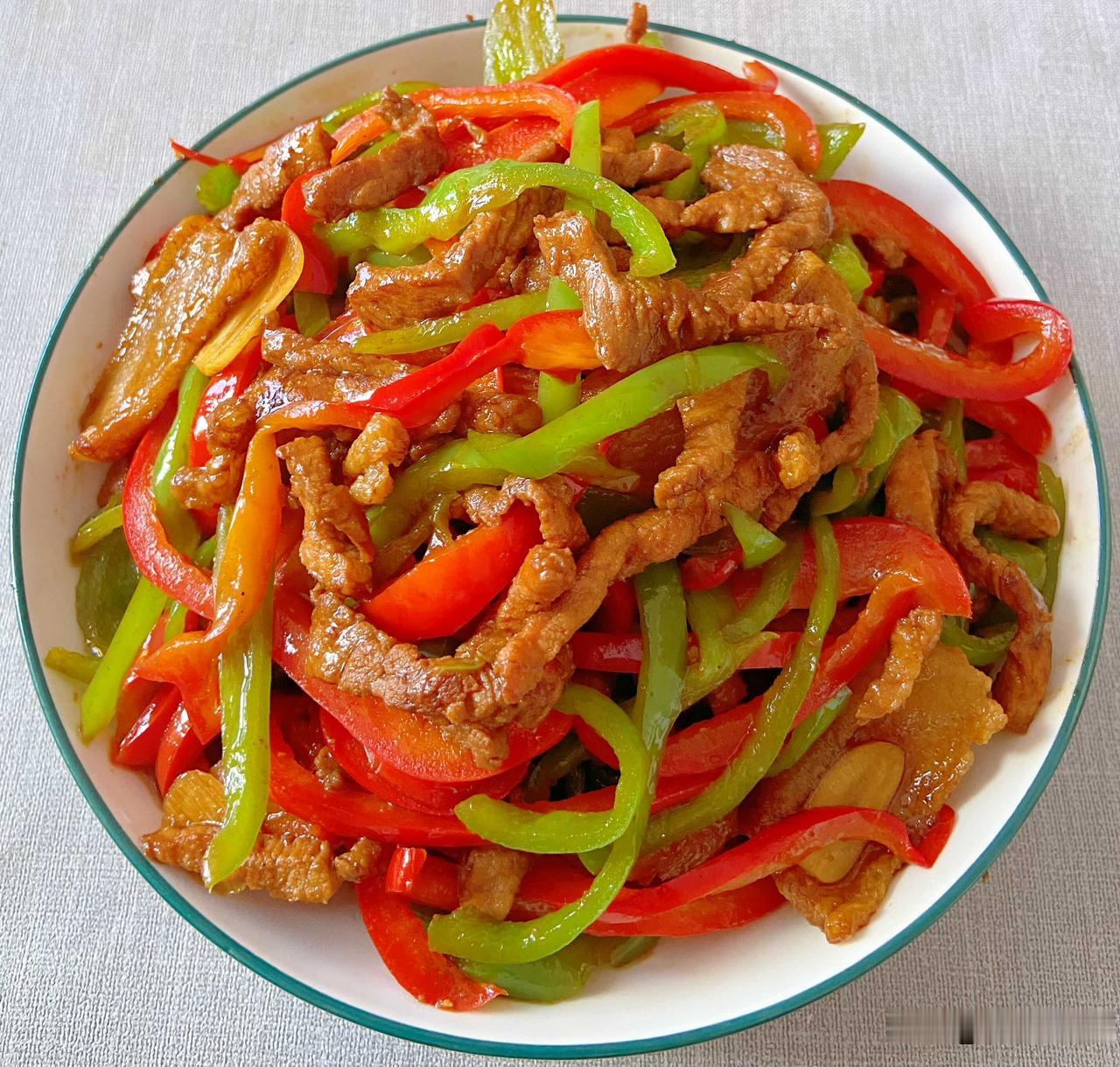 上一次是双椒炒肉片，这一次就双椒炒肉丝吧，虽然都是猪肉，但是猪肉片和猪肉丝吃起来