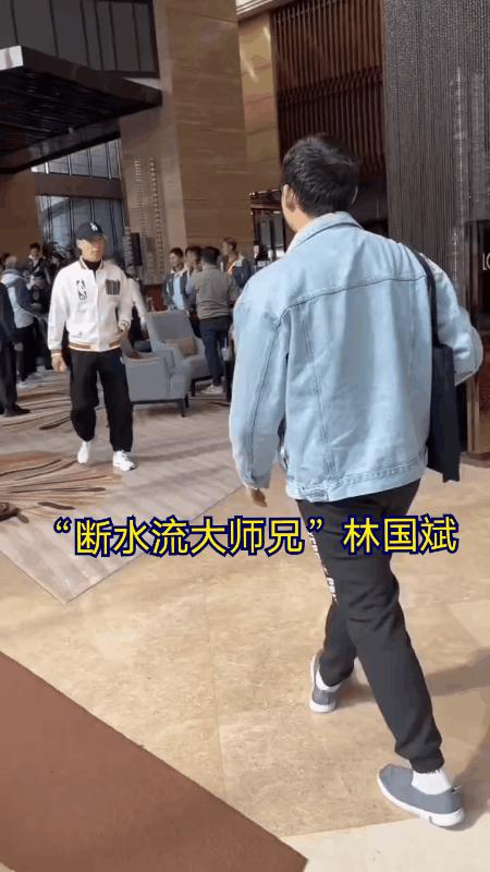 有网友在香港旅游时，偶遇香港著名演员:林国斌。
林国斌因当年出演周星驰喜剧电影《