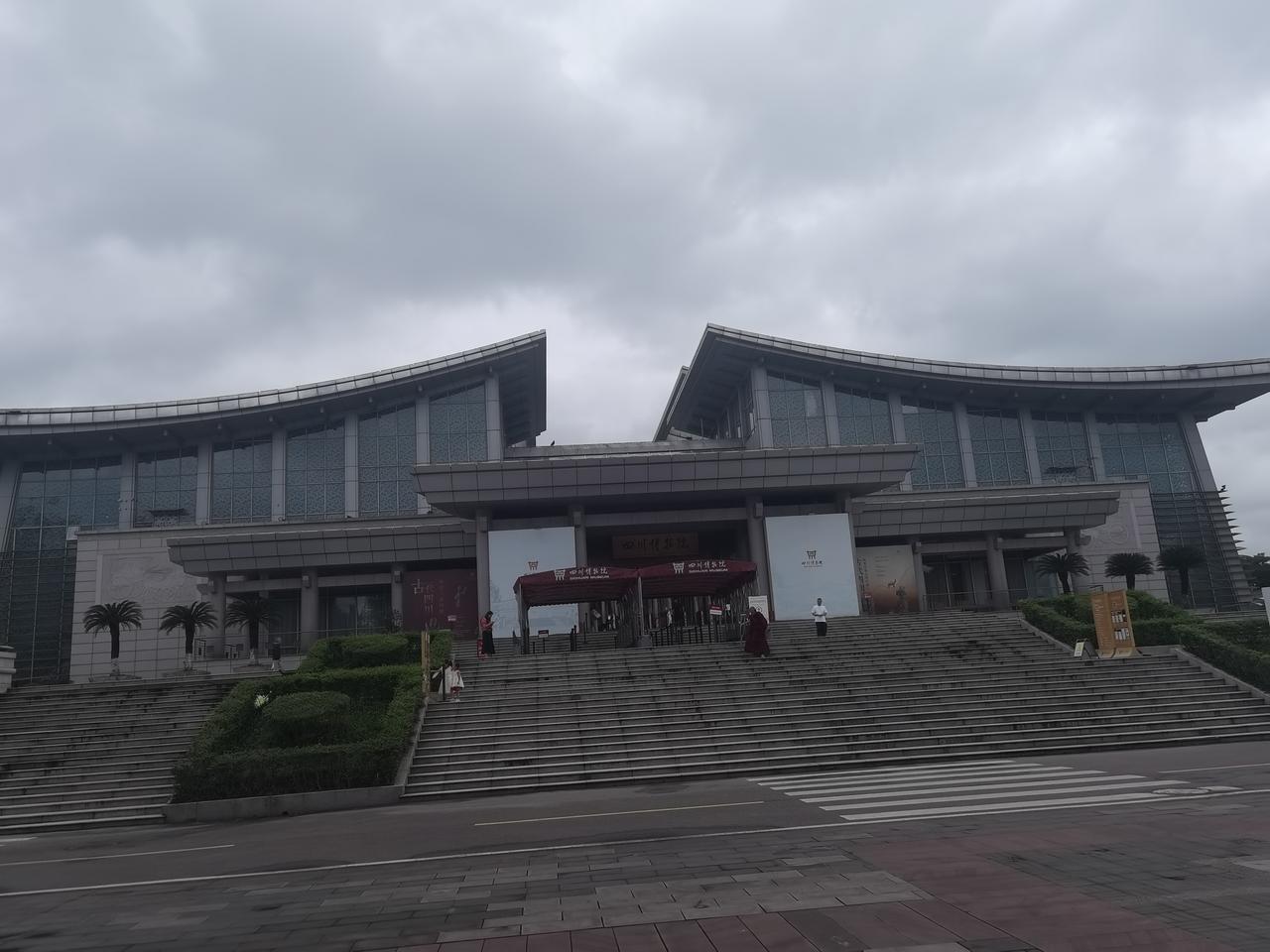 成都昨天雨后初晴，空气清新，温度在25度，体感凉爽。我们到四川博物馆去参观，顺便