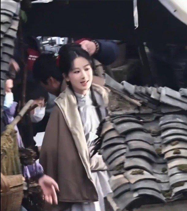 杨紫在《家业》中的路透照新鲜出炉，尽管服化道简朴，杨紫的绝佳状态却成为焦点。她笑