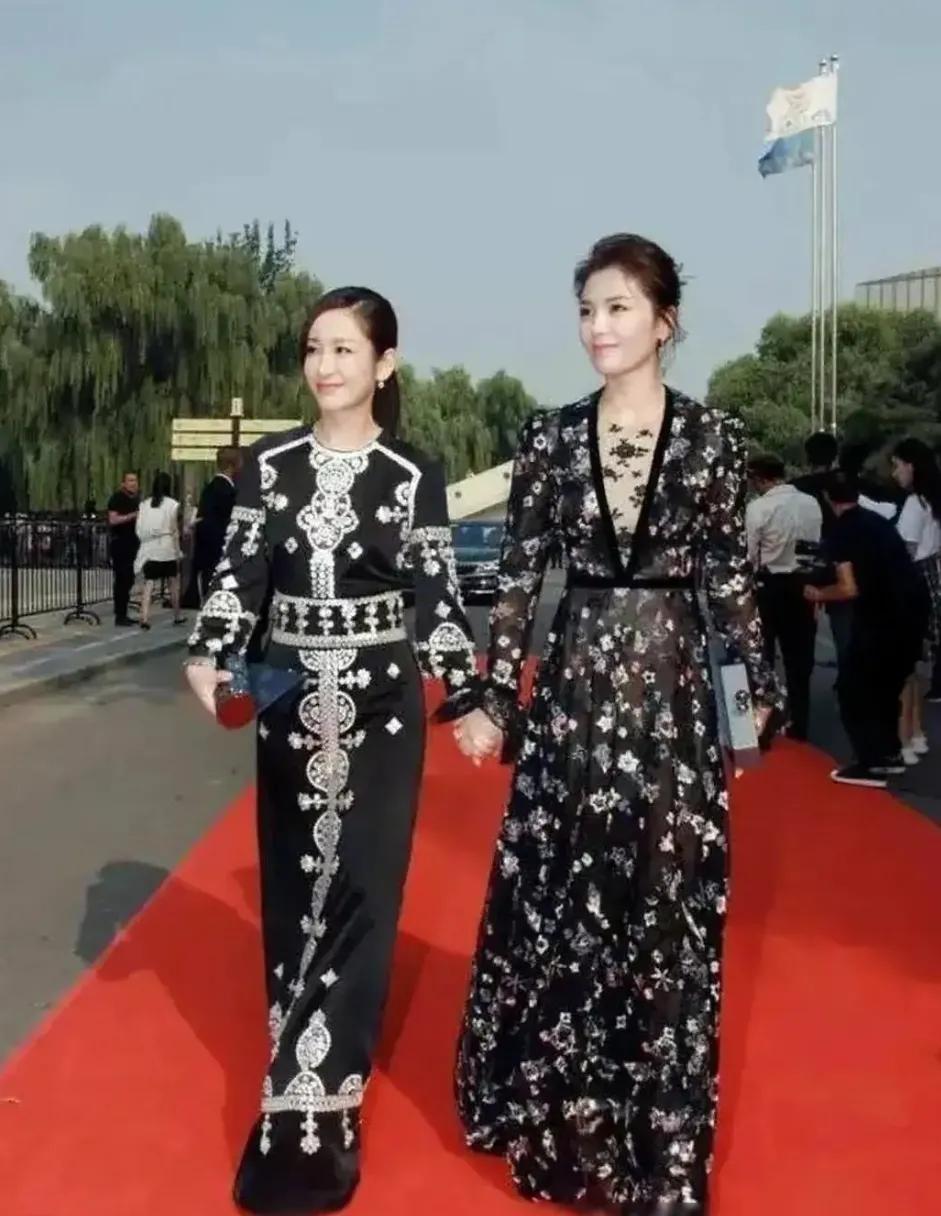 和刘涛牵手走红毯的美女是谁
好像是秦海璐吧
两人手牵手走红毯
画面别有一番味道呀