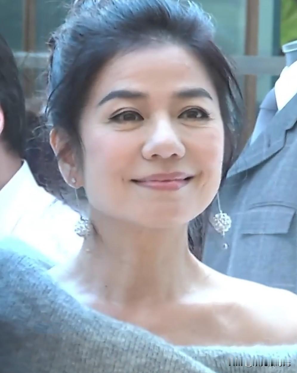 这位62岁的女星一出场，瞬间把很多网友拉回了90年代。

有人问:这是谁呀？和陈