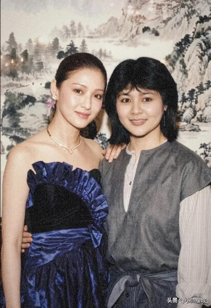 说到同框比美，这可能是关之琳输的最惨的一次。

贵为香江第一美女，关之琳的美有口