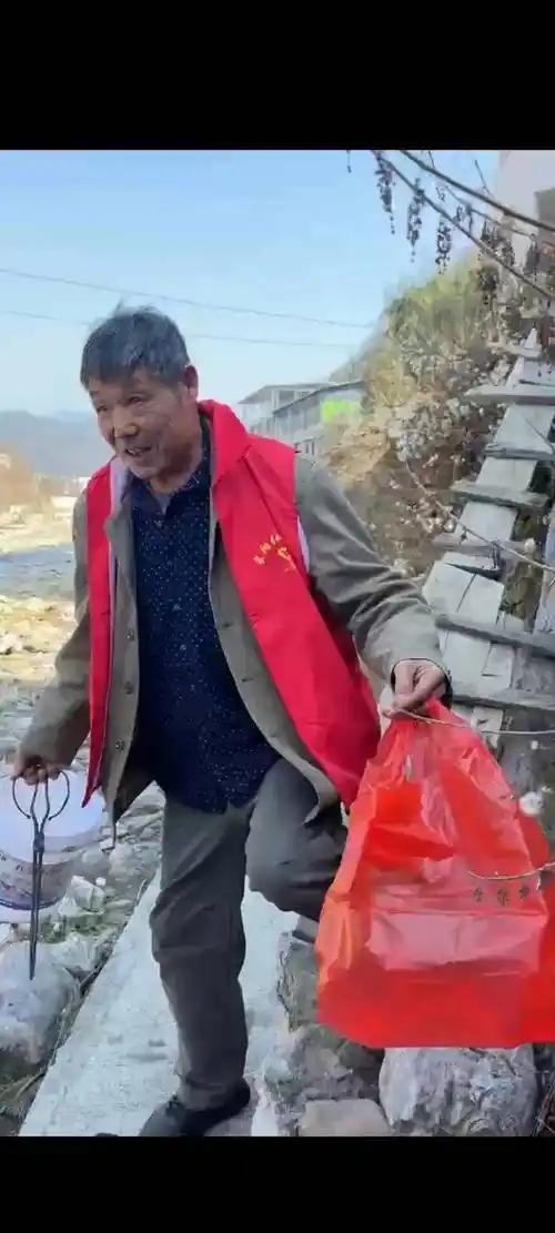 在湖北长阳的长榔河边，71岁老人秦尚淑用五十余载光阴书写了一段见义勇为的动人传奇