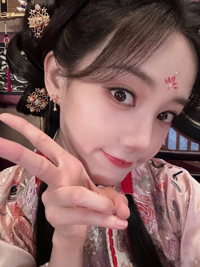 李一桐曾舜晞互发对方照片李一桐曾舜晞很新的剧宣李一桐盛赞曾舜晞帅气，大方分享对方