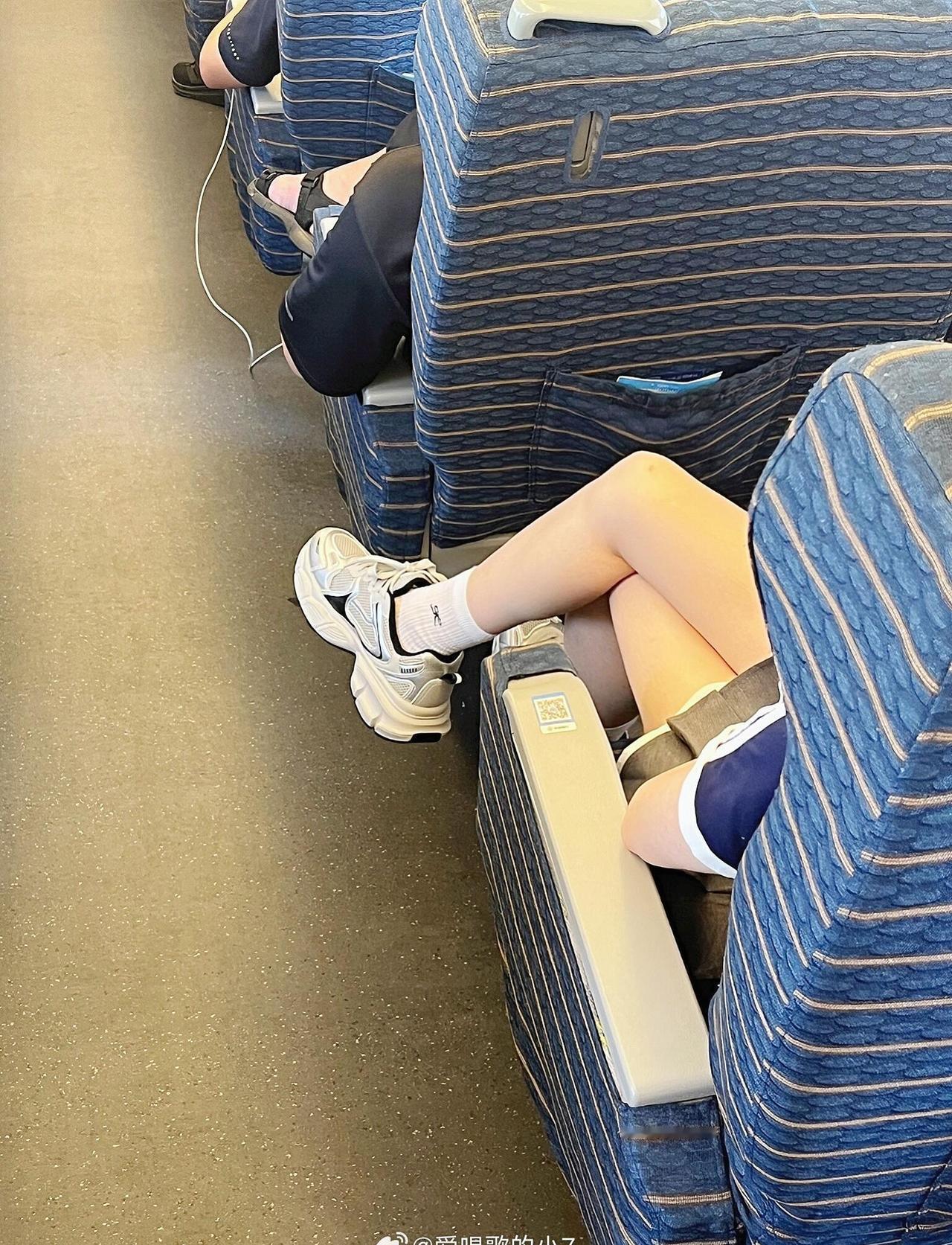 高铁上看见的….无语😓
啊啊啊坐个高铁也能看上人家的鞋，但是感觉老爹鞋真的就是