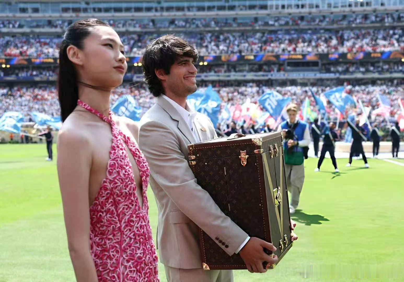 西班牙vs阿根廷🎾🇪🇸阿尔卡拉斯是来护送奖杯的吗？大v观赛团