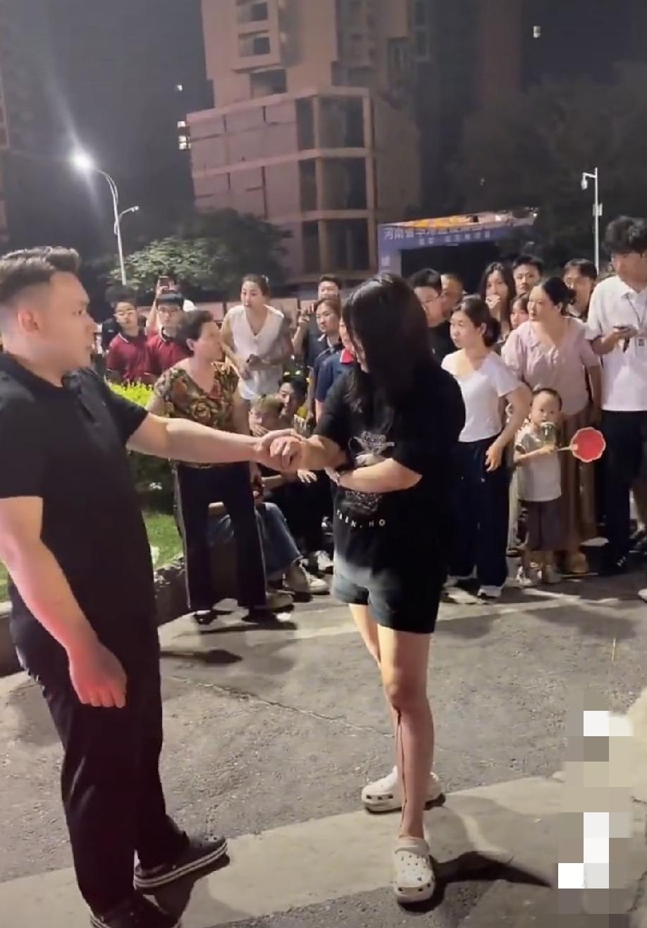 丈母娘跟小舅子大街上捉小三，小舅子拉着小三不让小三走，丈母娘在跟路人大声控诉“闺