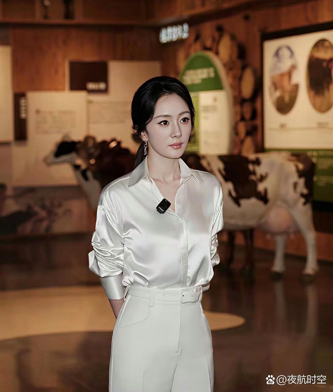 杨幂穿搭品味始终在线，一件白衬衫就把氛围感拿捏住了。 