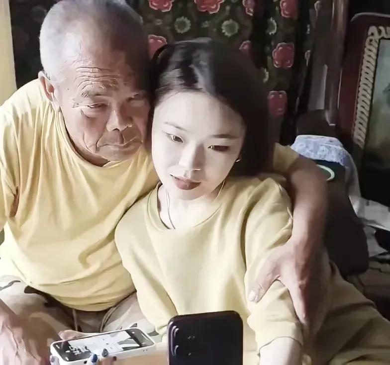 仔细想想，老与小和小与老的结合，确实有爱与被爱的成份，但是最后的结局肯定是不会很