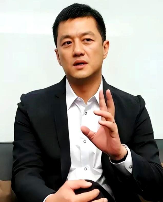 李亚鹏这回真把人看愣了。
十年前他四处求援，连黄晓明都只回了四个字；十年后，他在
