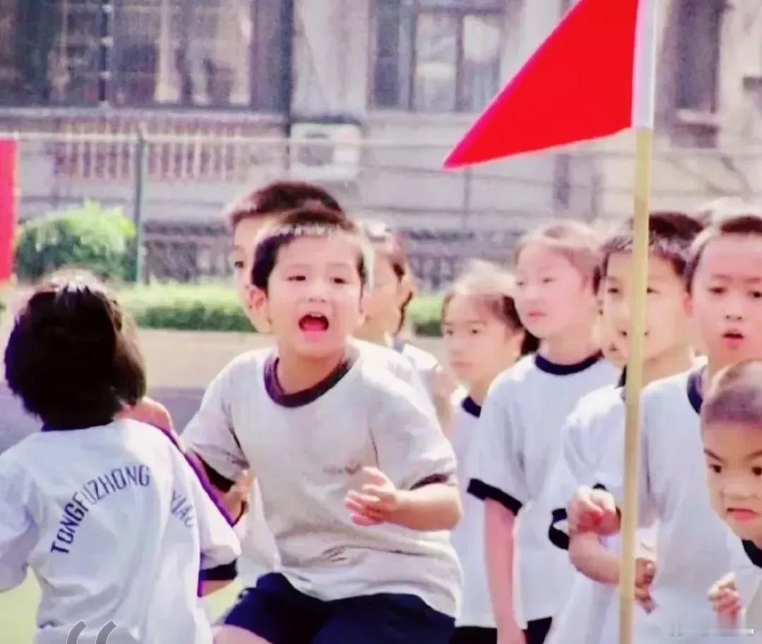 你知道吗？张大嘴的小男孩是乒乓球奥运冠军樊振东，那时的他超可爱，如今在赛场霸气依