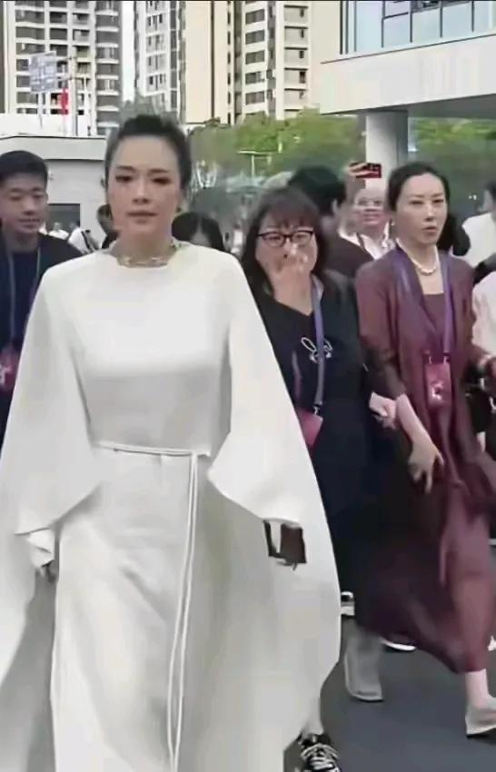 章子怡真得劲，可女王可慈母，女人活成这样也是让人佩服的。