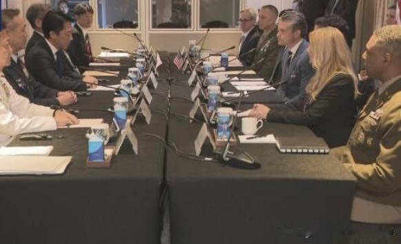 日本防卫大臣小泉在香格里拉会议上动作频频，在美国战争部长赫格塞斯讲话后抢先提问，